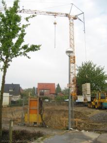 Der Baukran steht und die ersten Stahlbewehrungen sind da  [29.04.2009] Keller