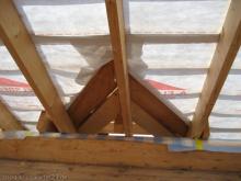 Die Dachfolie und Dachlatten werden angebracht  [01.09.2009] Dachstuhl