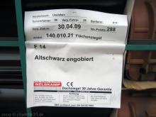 Die ersten Dachziegel liegen auf dem Dach F 14 - Altschwarz engobiert - Flächenziegel [03.09.2009] Dachstuhl