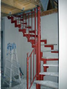 Das Stahlgerüst der Treppe zum Spitzboden steht Die Treppe aus dem Gäste-Bad heraus gesehen [08.10.2009] Treppen