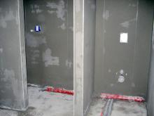 Das Badezimmer ist auch fertig verputzt Blick auf Dusche und WC aus Richtung Badewanne [09.10.2009] Innenputz