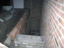 Die Kelleraußentreppe wird fertig gemauert  [21.10.2009] Keller