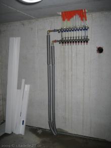 Die Heizungsanlage wird aufgestellt und angeschlossen Ventile für die Fußbodenheizung im Erdgeschoss [17.11.2009] Heizung