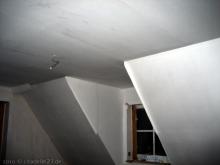 Tapete unter der Decke und an den Fenstergauben  [12.01.2010] Malerarbeiten