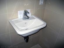 Die ersten Waschbecken wurden montiert Waschbecken im Gäste-WC [02.02.2010] Sanitärtechnik